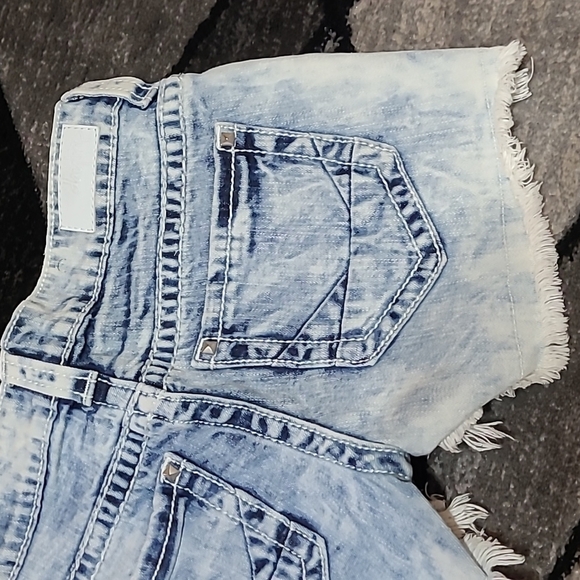BUCKLE DAYTRIP CAPRICORN STUD EMBROIDERED ACID WASH RAW DENIM JEAN SHORTS - Picture 12 of 15